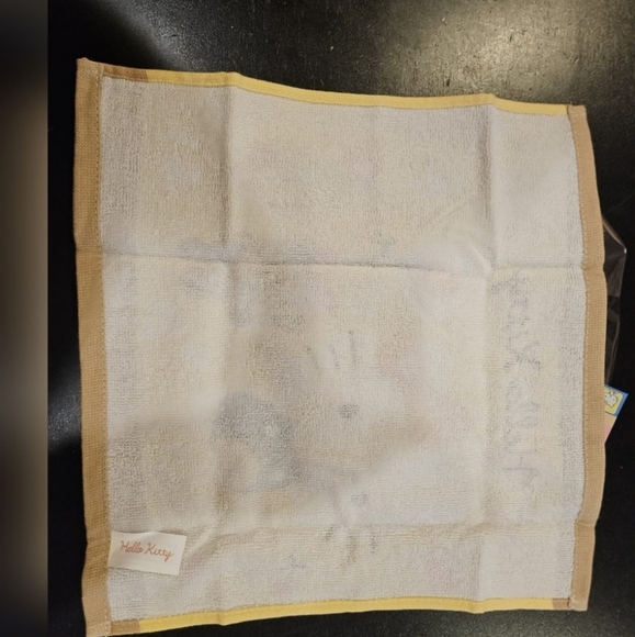 2 pcs of Sanrio Hello Kitty Hand Towel (different sizes & styles) - Picture 5 of 5